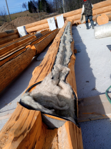 tesnilo med hlodi • Natural Log House