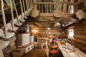 Rustikalna brunarica v gozdu NATURAL LOG HOUSE lesene masivne hise 22 • Natural Log House