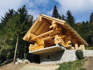 Rustikalna pocitniska brunarica na hribu Masivne lesene hise Natural log house 7 &bull; Natural Log House