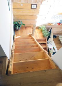 Moderna nevpadljiva brunarica Masivne lesene hise Natural log house 13 &bull; Natural Log House