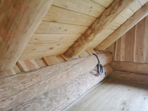 Notranjost moderne masivne hise KRIM Natural log House 1 &bull; Natural Log House