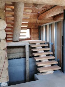 Notranjost moderne masivne hise KRIM Natural log House 10 &bull; Natural Log House