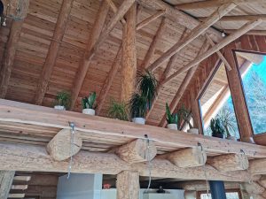 Notranjost moderne masivne hise KRIM Natural log House 4 &bull; Natural Log House