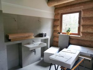 Notranjost moderne masivne hise KRIM Natural log House 6 &bull; Natural Log House