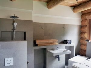 Notranjost moderne masivne hise KRIM Natural log House 7 &bull; Natural Log House