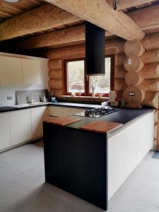 Notranjost moderne masivne hise KRIM Natural log House 9 &bull; Natural Log House