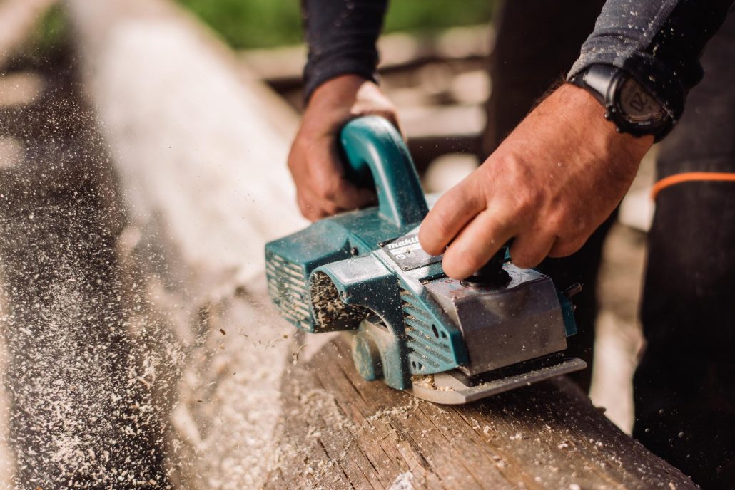 Rocno rezkanje Proces izdelave masivnih lesenih his Natural log house • Natural Log House