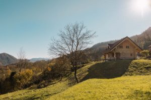 Rustikalna brunarica KREMPA Masivne lesene hise Natural log house 15 • Natural Log House