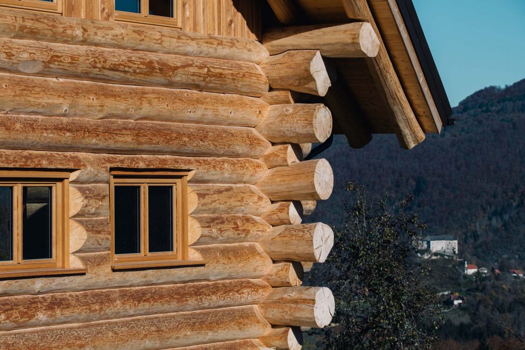 Rustikalna brunarica KREMPA Masivne lesene hise Natural log house 2 • Natural Log House