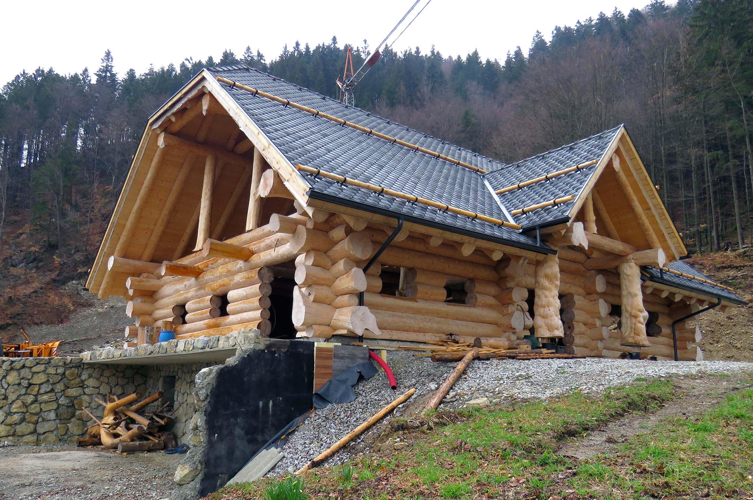 Rustikalna brunarica NATURAL LOG HOUSE lesena masivna hisa Ratitovec • Natural Log House